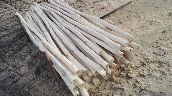 Odkorněné akátové tyče 200cm 4-7cm průměr