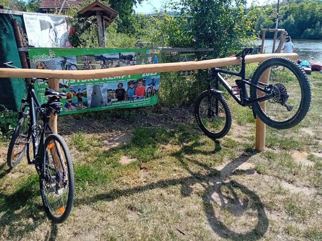Stojan na jízdní kola závěsný